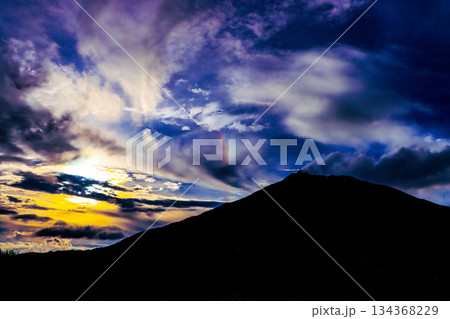 夕日と虹と桜島 134368229