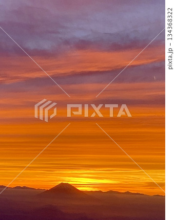 オレンジのグラデーションが美しい夕焼け空と富士山のシルエット オレンジのグラデーションが美しい夕焼け空と富士山のシルエット 134368322