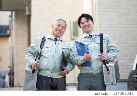 ベテランと若手技術者 134368338