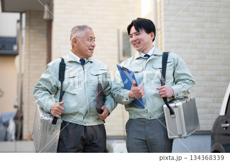 ベテランと若手技術者 ベテランと若手技術者 134368339