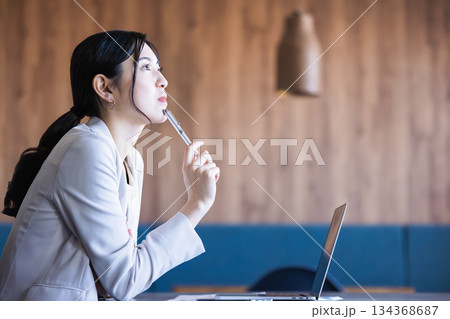 考え事をする女性 134368687