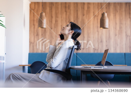 見上げる女性 134368690