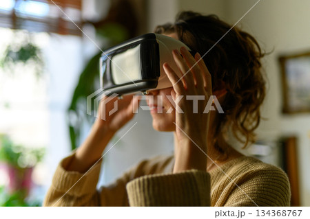 VRゴーグルを装着する女性 134368767