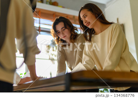 女性3人組のカジュアルな打ち合わせ 女性3人組のカジュアルな打ち合わせ 134368776