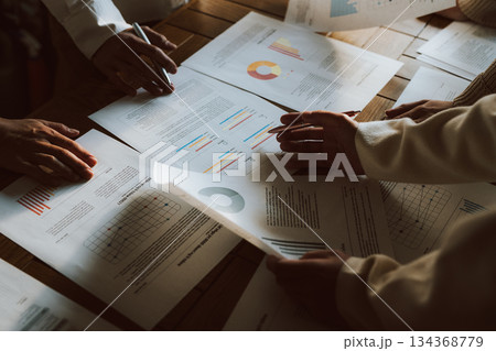 会議での資料確認と分析 134368779