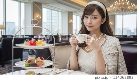 ホテルでアフタヌーンティーを楽しむ女性 134368892