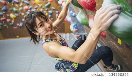 ボルダリングで汗を流す女性 134368893