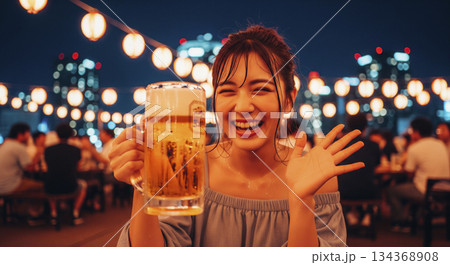ビアガーデンで乾杯する若い女性 ビアガーデンで乾杯する若い女性 134368908