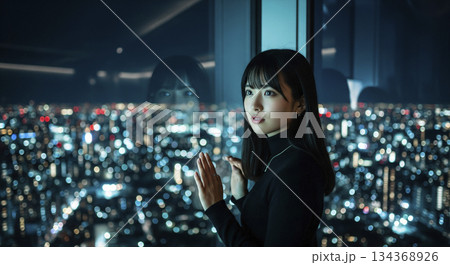 夜景が綺麗な展望台で眺める若い女性 134368926