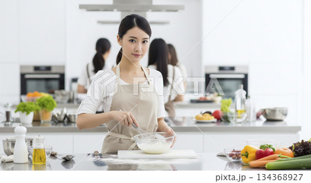 料理教室で習う若い女性 料理教室で習う若い女性 134368927