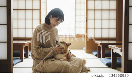 柴犬と戯れる女性 柴犬と戯れる女性 134368929