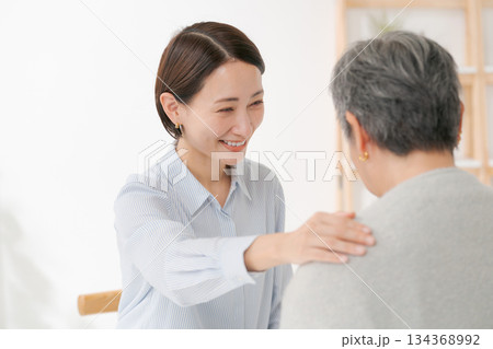 ミドル女性に寄り添う女性 134368992
