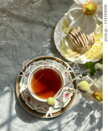 ティーカップでティータイムを楽しむ ティーカップでティータイムを楽しむ 134369006