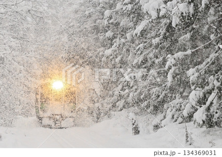 猛吹雪の只見線 134369031