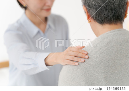 ミドル女性の肩に手を置く30代女性 134369183