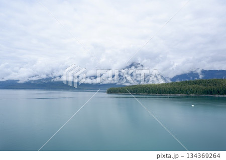 バンクーバーからアラスカへ向かう航路の海と霧の山々 134369264