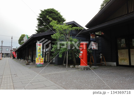 青森 弘前 丸ポストのある風景(津軽藩ねぷた村) 青森 弘前 丸ポストのある風景(津軽藩ねぷた村) 134369718