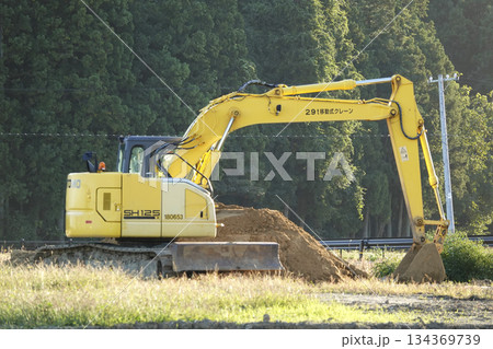 山間の造成地 作業を終えた油圧ショベル作業車 山間の造成地 作業を終えた油圧ショベル作業車 134369739