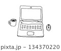 ノートパソコンの手描きイラスト 134370220