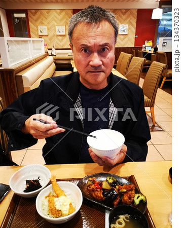 海老フライ定食を食べる元気な中年男性 海老フライ定食を食べる元気な中年男性 134370323
