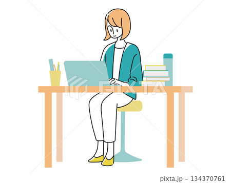 ノートパソコンで作業する女性｜デスクワークの会社員・フリーランス・全身・1人・20代30代 134370761