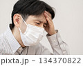 体調不良の男性 頭痛 体調不良の男性 頭痛 134370822