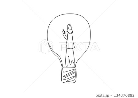 Single continuous line drawing Arabian woman with gestures got an idea inside a lightbulb. Stand confidently with a brilliant idea. Smart. National Creativity Day. One line design vector illustration 134370882