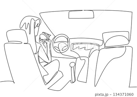 Continuous one line drawing a woman sits in seat of driver of car holds burger with both hands. Technology makes human life easier. Autonomous Vehicle Day. Single line draw design vector illustration 134371060