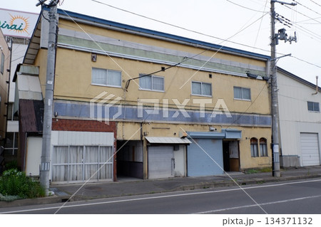 街道沿いの廃店舗 134371132