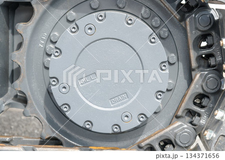 【店舗の解体と重機のキャタピラ】 134371656