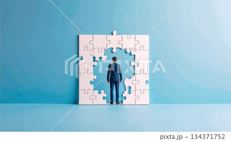 パズルのピースで作られたフレームに立つビジネスマン、問題解決、マインドマップ、ビジネスチャンスのコン 134371752