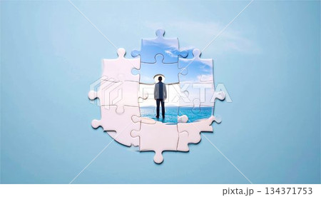 パズルのピースで作られたフレームに立つビジネスマン、問題解決、マインドマップ、ビジネスチャンスのコン 134371753