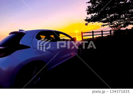 沖縄　夕焼けドライブ　マジックアワー　 134371835