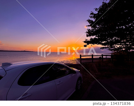 沖縄　夕焼けドライブ　マジックアワー　 134371836