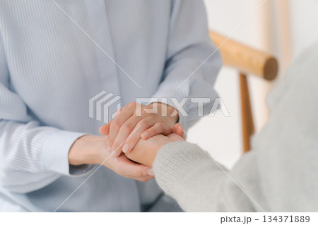 手を握り合う女性たち 134371889