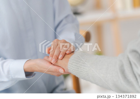手を握り合う女性たち 手を握り合う女性たち 134371892