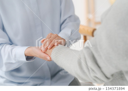 手を握り合う女性たち 134371894