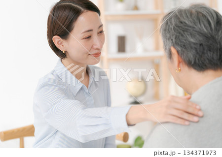 ミドル女性の肩に手を置く40代女性 134371973