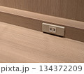 テーブルのコンセント 134372209