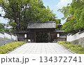 長府毛利氏庭園・入口の門 134372741