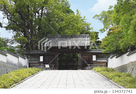 長府毛利氏庭園・入口の門 134372741