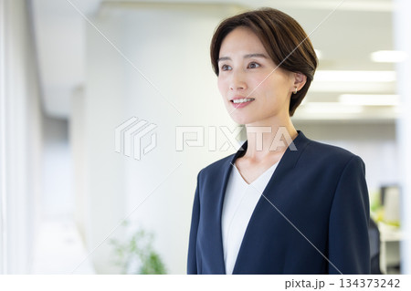 ビジネス スーツを着ている女性のポートレート ビジネス スーツを着ている女性のポートレート 134373242