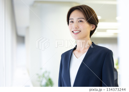 ビジネス　スーツを着ている女性のポートレート 134373244