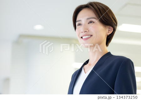 ビジネス スーツを着ている女性のポートレート ビジネス スーツを着ている女性のポートレート 134373250