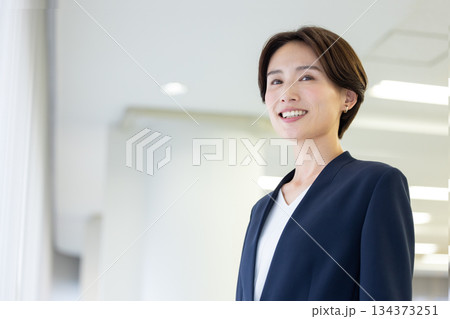 ビジネス スーツを着ている女性のポートレート ビジネス スーツを着ている女性のポートレート 134373251