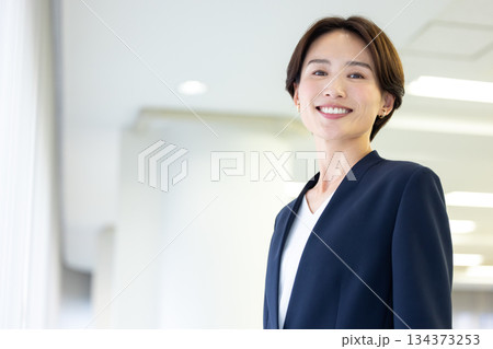 ビジネス　スーツを着ている女性のポートレート 134373253