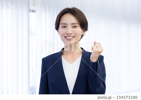 ビジネス スーツを着ている女性のポートレート ビジネス スーツを着ている女性のポートレート 134373280
