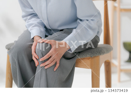 膝を押さえる女性 膝を押さえる女性 134373419