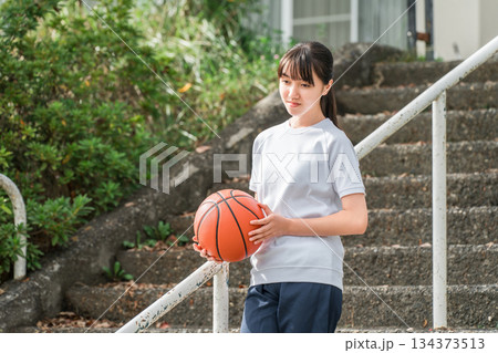 体操服,運動服を着てバスケットボールを持つ小学生,中学生,高校生の女の子,子供 体操服,運動服を着てバスケットボールを持つ小学生,中学生,高校生の女の子,子供 134373513