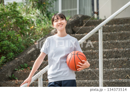 体操服,運動服を着てバスケットボールを持つ小学生,中学生,高校生の女の子,子供 134373514
